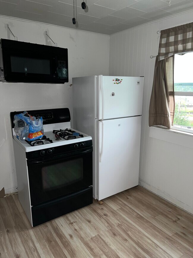 Appliances - 3049 E 138th Plz