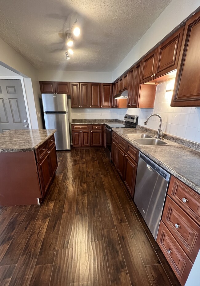 Building Photo - 908 Wescott Sq