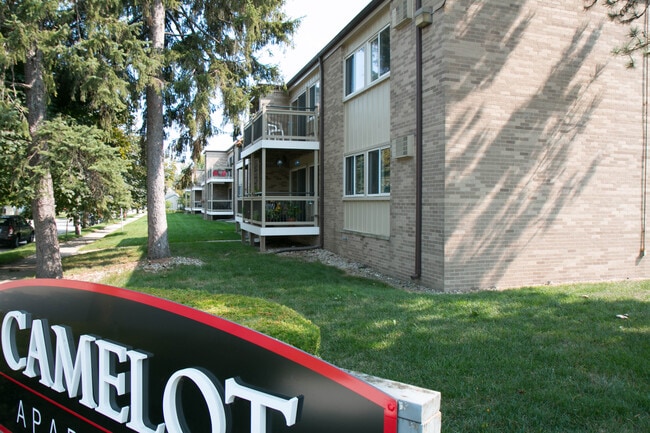 Building Photo - Camelot Apartments