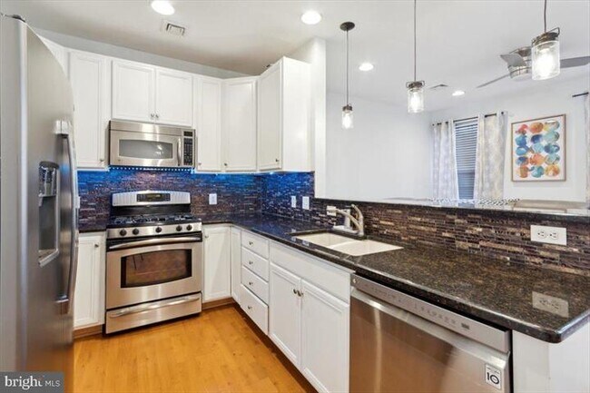 Kitchen w. stainless steel appliances - 3152 W Master St