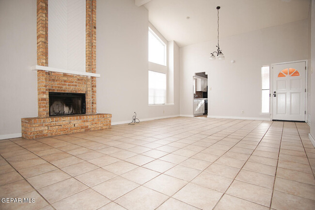 Building Photo - 681 Bristol Dr