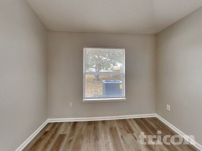 Foto del edificio - 2450 Creekfront Dr