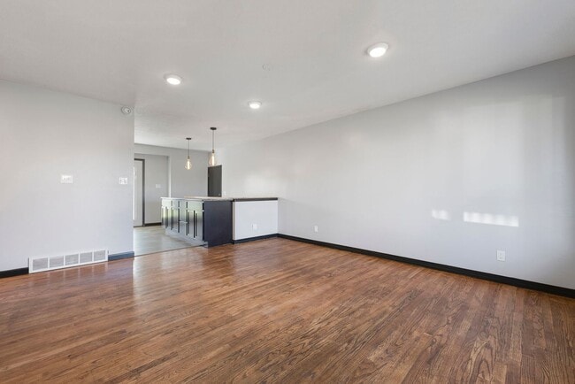 Building Photo - Beautiful 3/4 bed 2 bath home in East Moline!