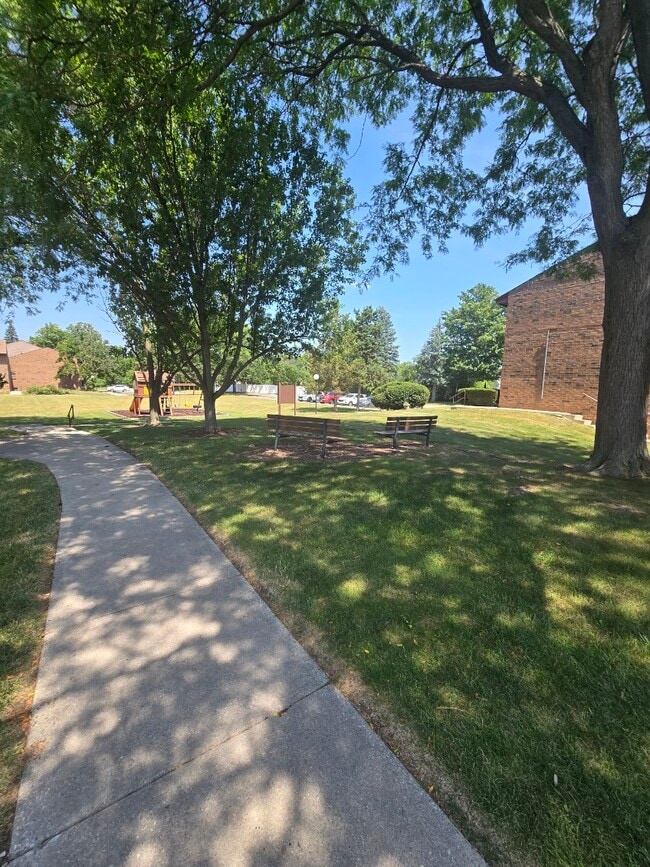 Building Photo - 9020 N Park Plaza Ct