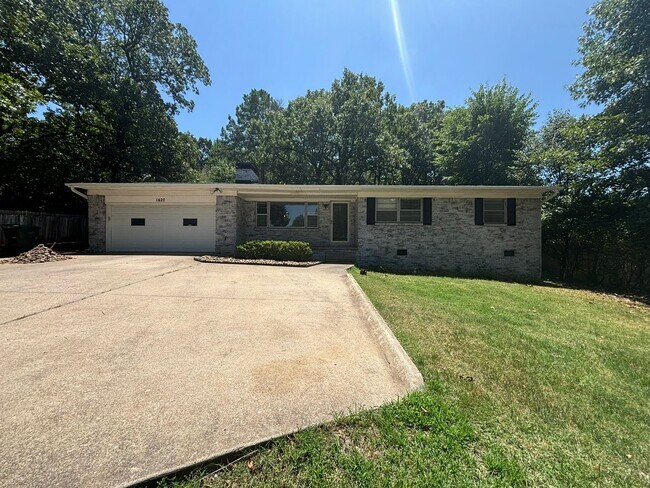 Building Photo - ? Spacious 4-Bedroom Near U of A + I-49 — Limited-Time Rent Special!?