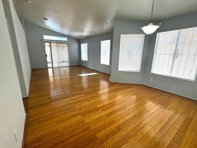 Foto del edificio - SINGLE STORY HOME W/ 2 BEDROOM 2 BATH 2 CA...