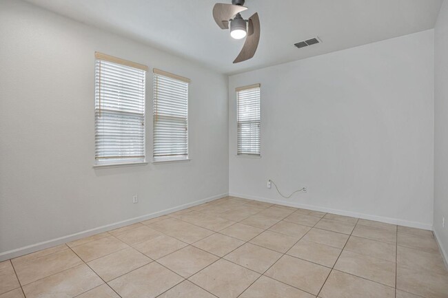 Building Photo - 1658 Glenmore Dr