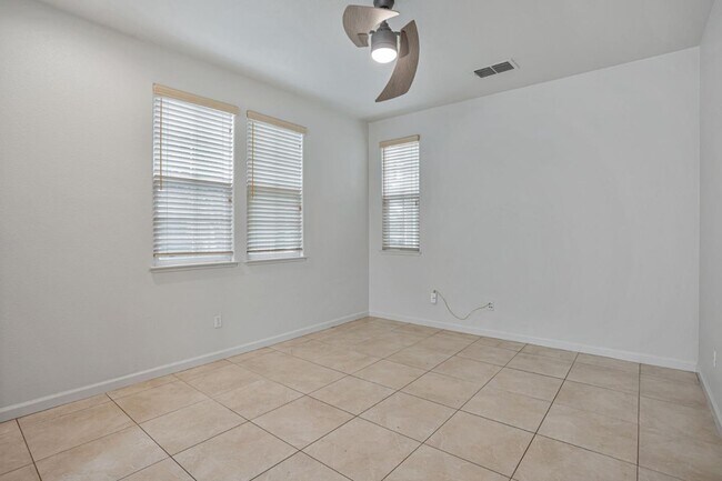 Foto del edificio - 1658 Glenmore Dr