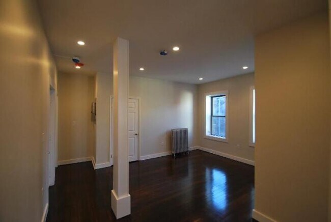 Building Photo - 3 bedroom in Boston MA 02125