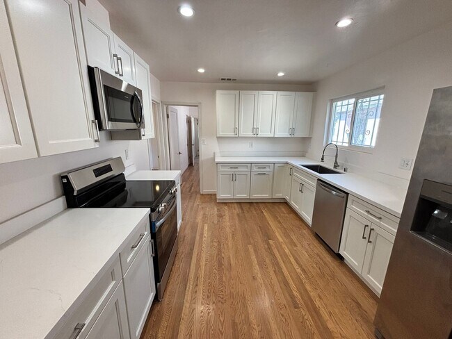 Foto del edificio - Spacious 3BR, 2Bath House Oakland | $35=00 | Newly Remodeled | Se Habla Español