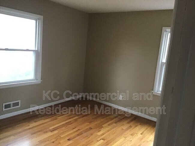 Building Photo - 409 E 110th Terrace