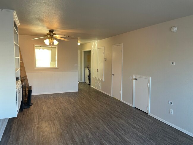 Building Photo - 1901 E Lindsey St