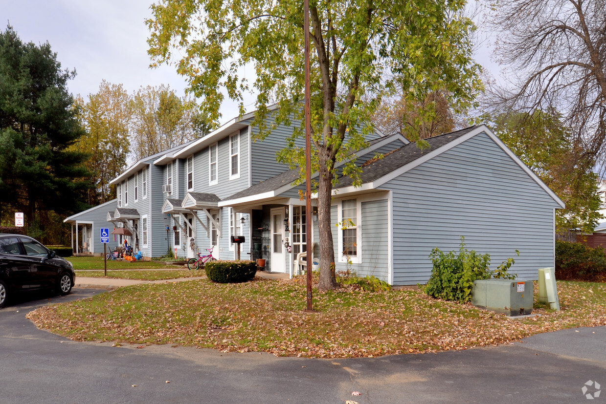 Foto del edificio - Fort Edward Village Apartments