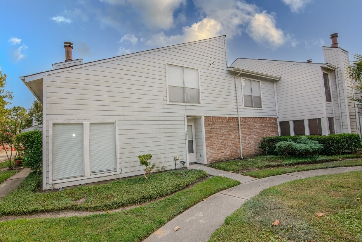 Foto principal - 7860 Green Lawn Dr