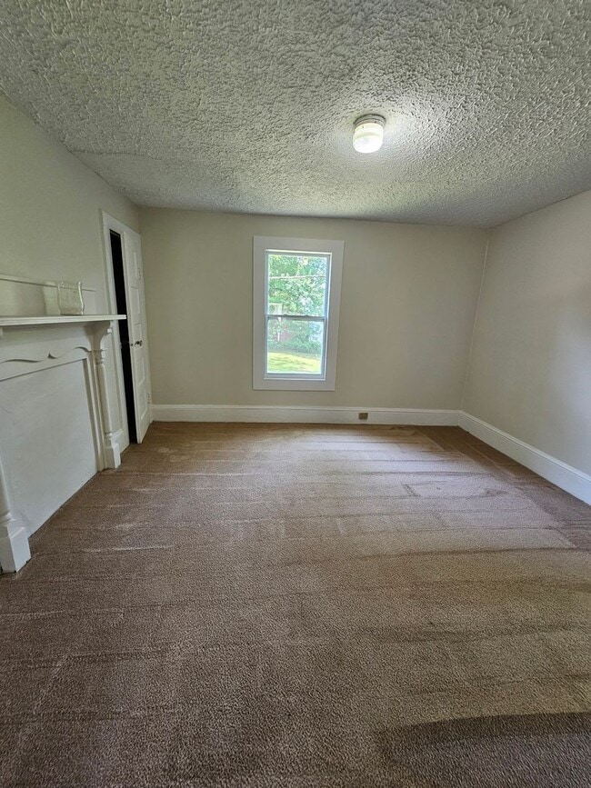 Building Photo - 2BR with Living Room & Den!