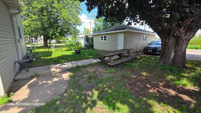 Foto del edificio - 2BR/1BA Duplex in NE Minneapolis 8/1 move in