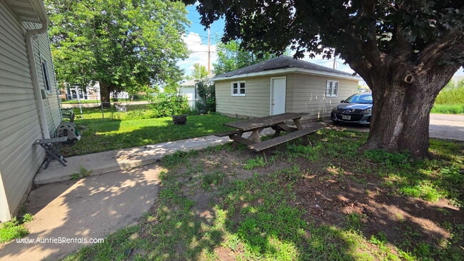Building Photo - 2BR/1BA Duplex in NE Minneapolis 8/1 move in