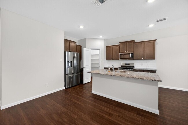 Foto del edificio - Beautiful Open-Concept Home with Washer/Dryer Included & Private Yard in Princeton
