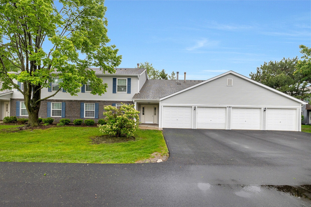 Primary Photo - 690 Thorntree Ct