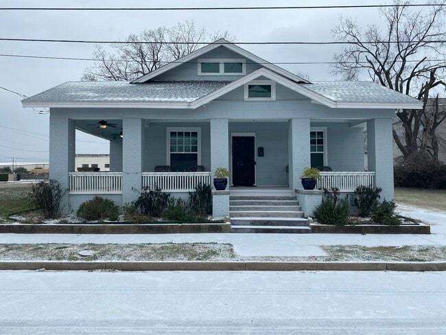 Building Photo - 1721 S Akard St