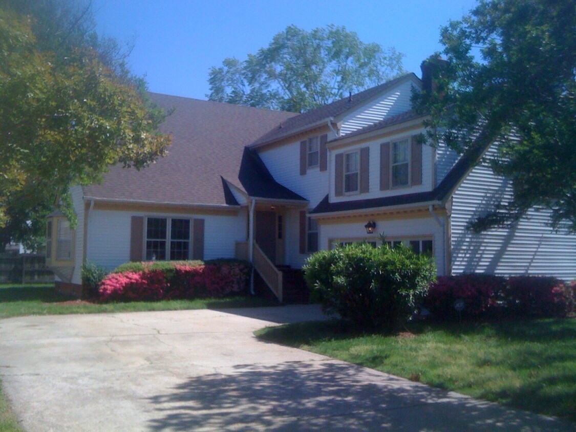 2 story home with 2 car garage - 1412 Lake James Dr