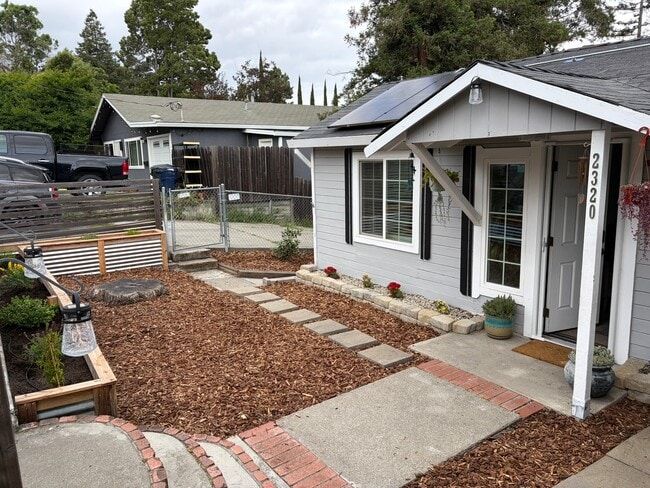 Building Photo - 2320 Saxon St