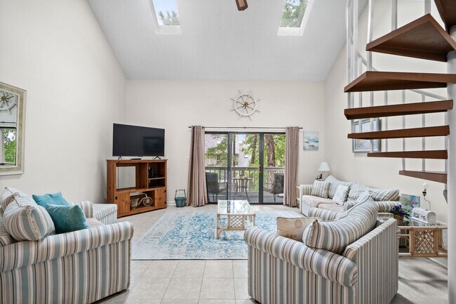 Foto del edificio - Long Term Furnished Top Floor Condo - 2 bed/2bath with Community Pool