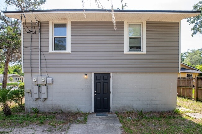 Building Photo - Spacious 3 Bedroom, 2 Bathroom Lower Level...