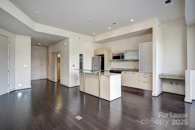 Foto del edificio - 1133 Metropolitan Ave