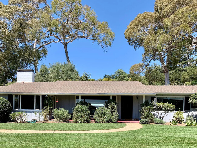 Building Photo - 450 Santa Rosa Ln