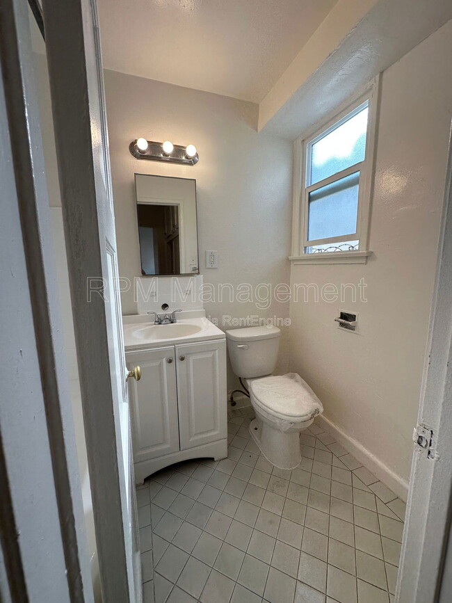 Building Photo - 1737 N Sycamore Ave