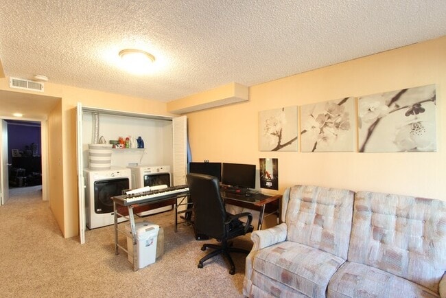 Building Photo - Spacious 3BR Lakewood Townhome w/ Bonus Sp...