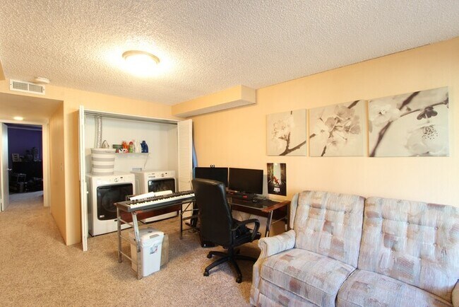 Foto del edificio - Spacious 3BR Lakewood Townhome w/ Bonus Sp...