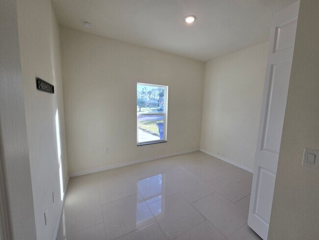 Foto del edificio - Great location, close to ST RD 82-Three be...