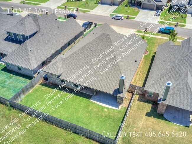 Building Photo - 1013 NE 34th Terr