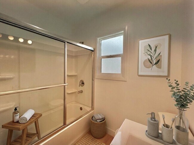 Foto del edificio - 1321 1/2 Normandie Avenue