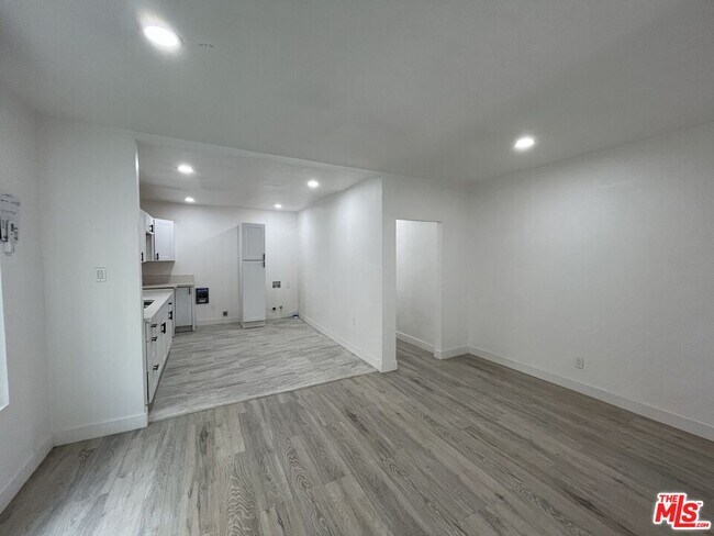 Foto del edificio - 1124 W 42nd St