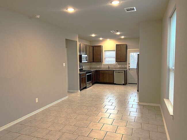 Building Photo - Convenient Location Nestled in The Kingwood/Northpark Area