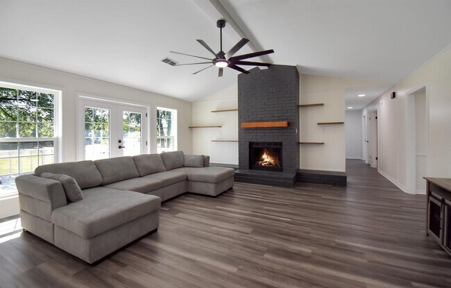 Building Photo - Available Now! 3-bedroom, 3-bath Updated E...