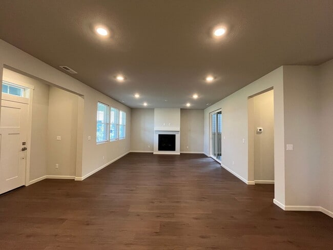 Building Photo - 3Bd/2.5Ba 2 Level Storybook Home in North ...