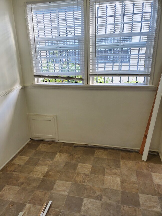 breakfast nook - 4314 Overland Ave
