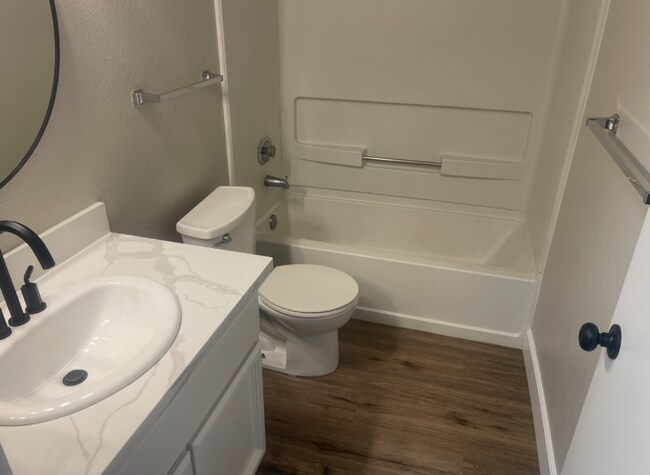 Foto del edificio - 6049 Thornwood Dr