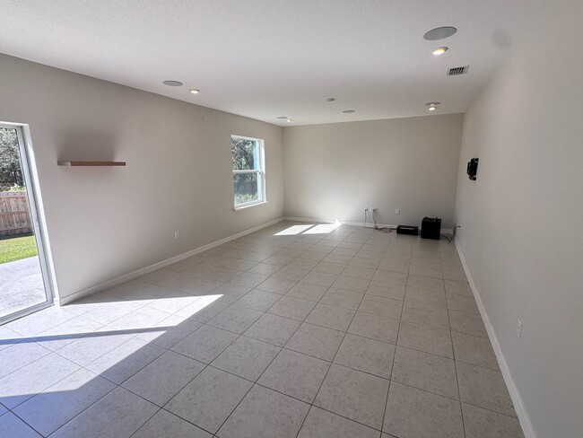 Foto del edificio - Beautiful 5 bedroom 3 bath home for rent