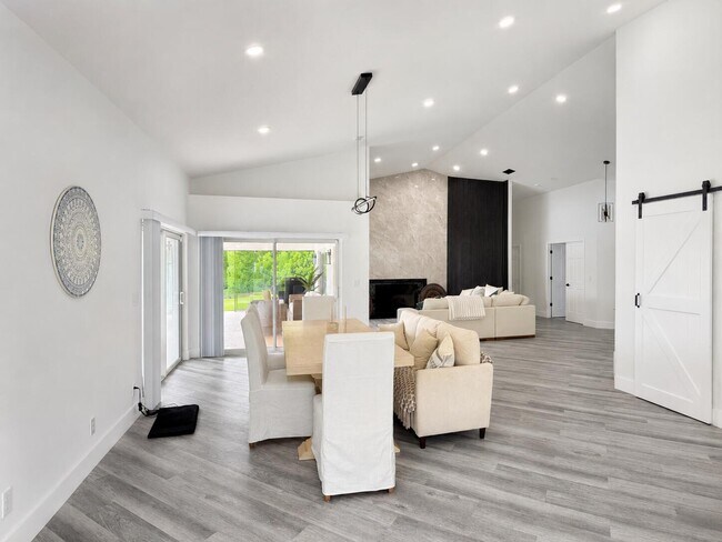 Building Photo - 15545 Meadow Wood Dr