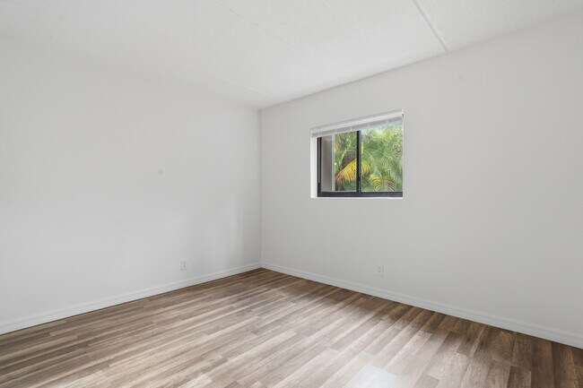 Building Photo - 800 Lighthouse Dr