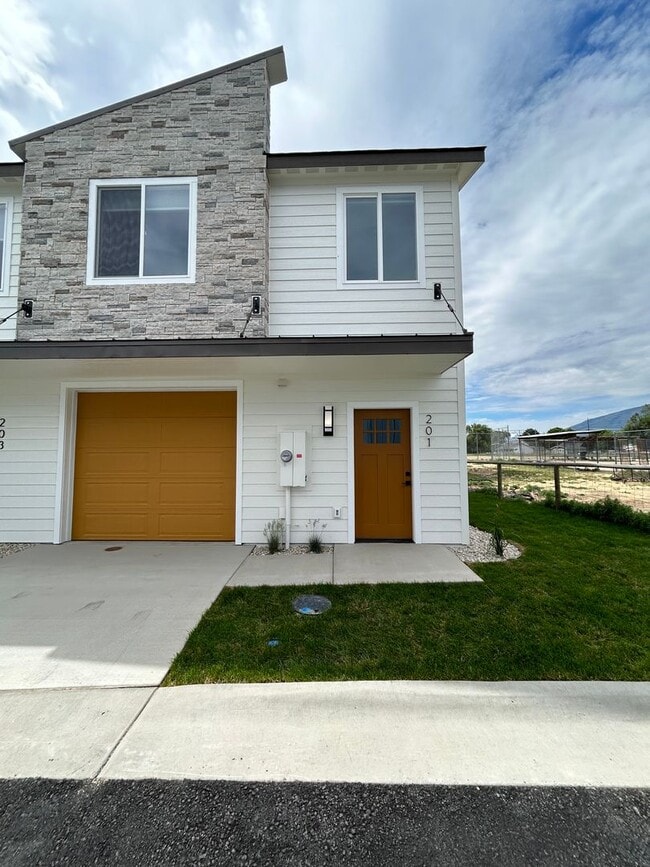 Building Photo - New Townhome