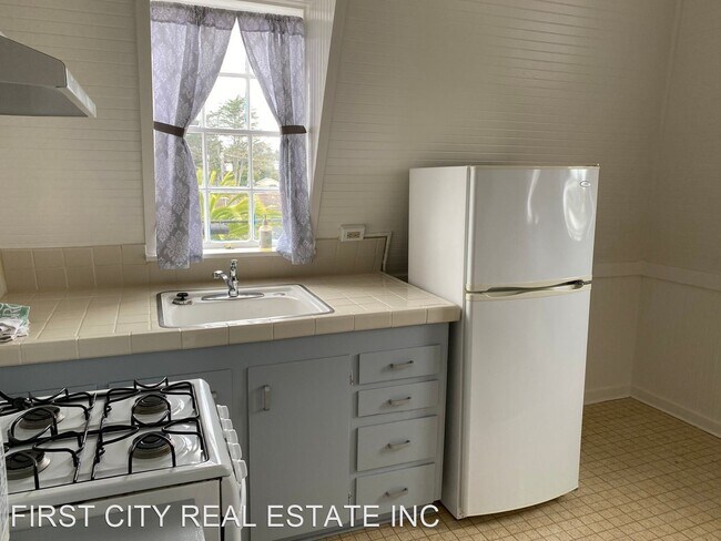 Building Photo - 1 br, 1 bath House - 628 Pine Avenue  #4