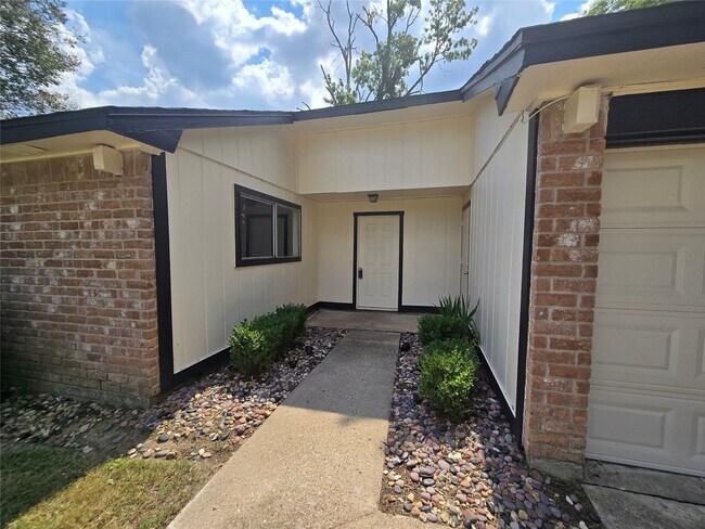 Foto del edificio - 16331 Dew Drop Ln