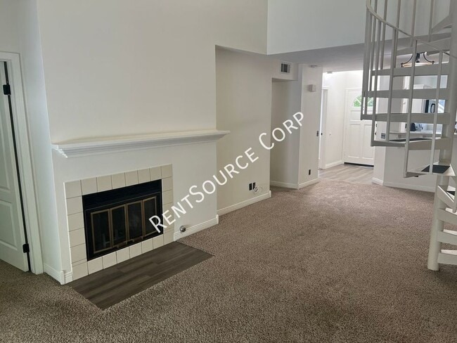 Building Photo - 2 Bedroom Plus Loft Condo For Rent in Gate...