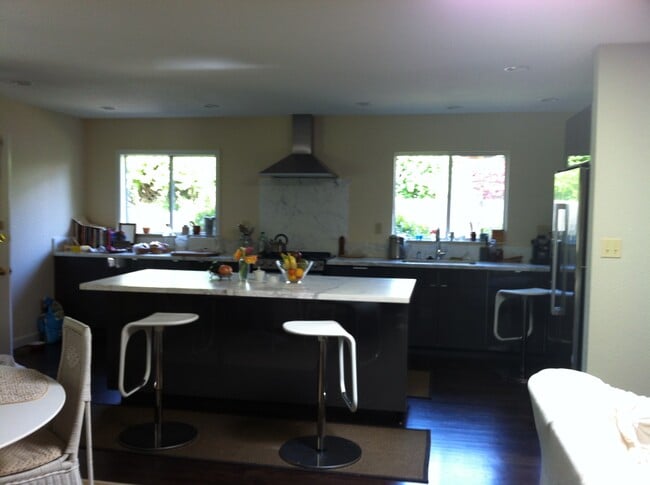 Big open kitchen - 255 Deanna Pl